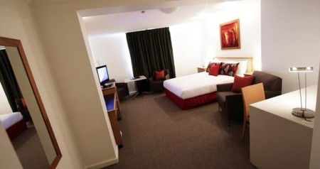 Townhouse Hotel - Accommodation Noosa 0