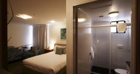Townhouse Hotel - Accommodation Noosa 2