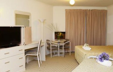 Motel 10 Motor Inn - Accommodation Noosa 2