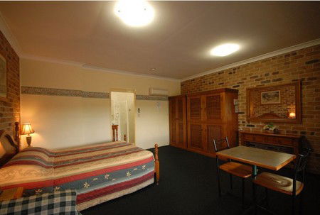 Country Gardens Motor Inn - Accommodation Noosa 2