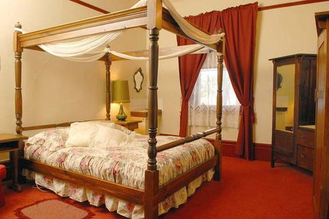 Mickey Bourkes Koroit Hotel - Accommodation Noosa 0