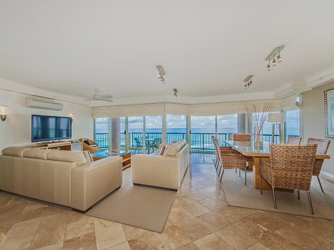 AA Oceana On Broadbeach - Accommodation Noosa 12