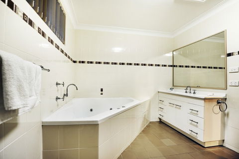 Absolute Beachfront Smugglers On The Beach - Accommodation Noosa 4