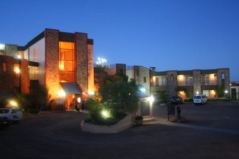 Desert Cave Hotel - Accommodation Noosa 2