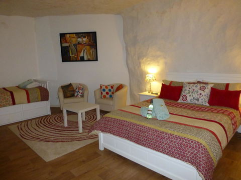 Underground Bed And Breakfast - Accommodation Noosa 2