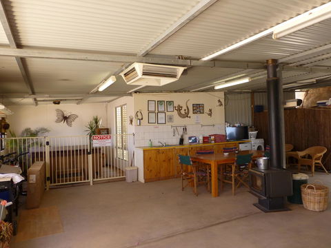 Underground Bed And Breakfast - Accommodation Noosa 3