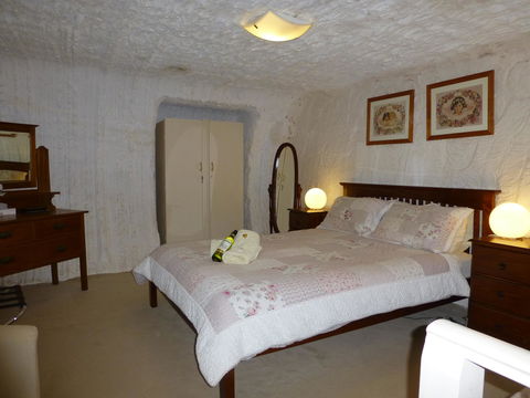 Underground Bed And Breakfast - Accommodation Noosa 4