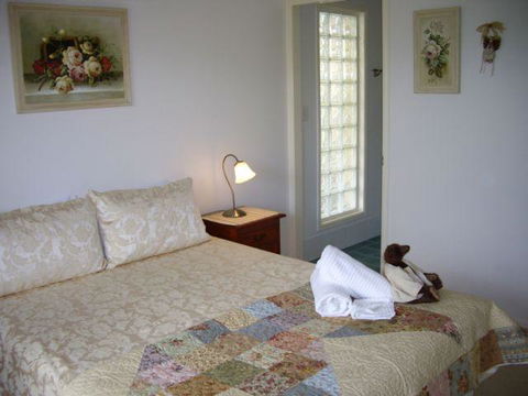 Alexander Lakeside Bed And Breakfast - Accommodation Noosa 1