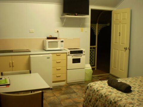 Banjo's Overnight & Holiday Units - Accommodation Noosa 5