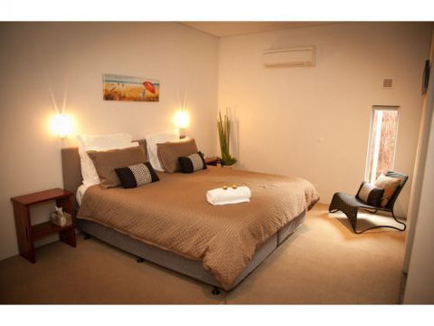 Hanover Bay Studio Apartments - Accommodation Noosa 0