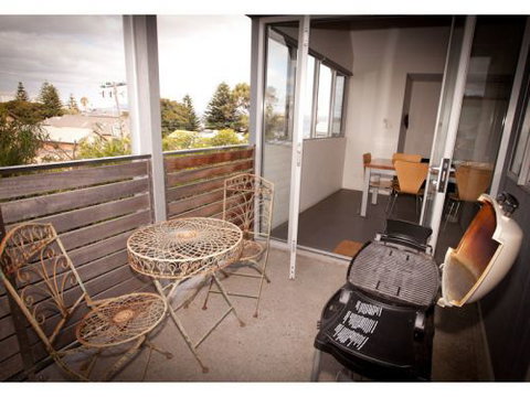 Hanover Bay Studio Apartments - Accommodation Noosa 2