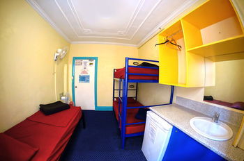 Jolly Swagman Backpackers - Accommodation Noosa 7