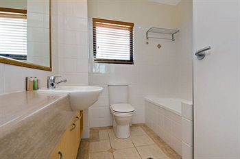 Santorini Twin Waters - Accommodation Noosa 15