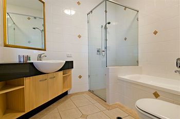 Santorini Twin Waters - Accommodation Noosa 16