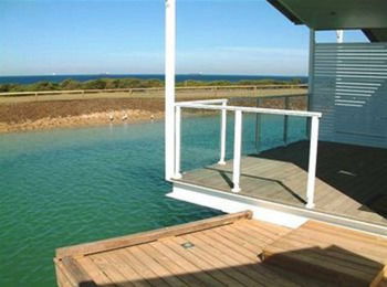 Caves Beachside Hotel - Accommodation Noosa 2