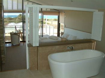 Caves Beachside Hotel - Accommodation Noosa 7