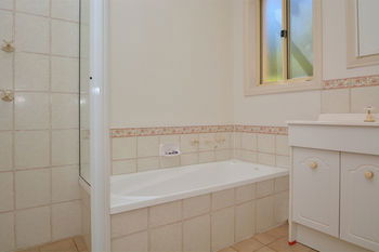Madigan Wine Country Cottages - Accommodation Noosa 24