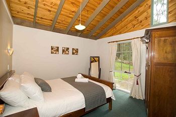 Hill 'N' Dale Farm Cottages - Accommodation Noosa 0