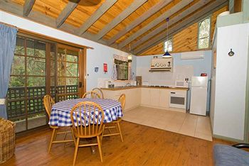 Hill 'N' Dale Farm Cottages - Accommodation Noosa 2