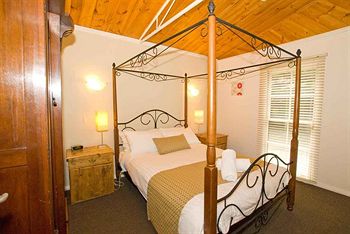 Hill 'N' Dale Farm Cottages - Accommodation Noosa 4