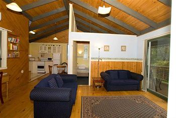Hill 'N' Dale Farm Cottages - Accommodation Noosa 17