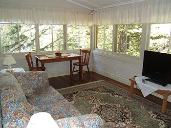 Whispering Pines Chalet & Cottages - Accommodation Noosa 0
