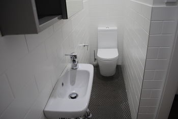 Highfield Hotel - Accommodation Noosa 2