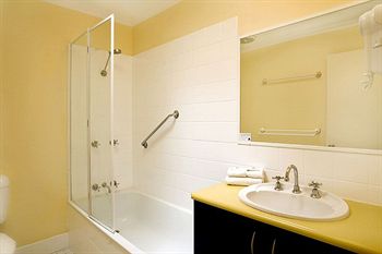 Beach Breakers Resort - Accommodation Noosa 0