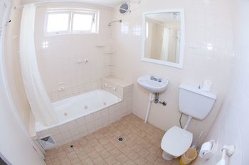 Manly Oceanside - Accommodation Noosa 4