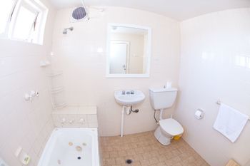 Manly Oceanside - Accommodation Noosa 5