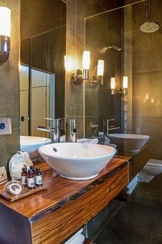 The Longhouse - Accommodation Noosa 12