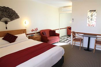 The 3 Explorers Motel - Accommodation Noosa 0