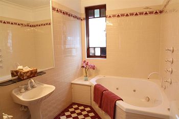 The 3 Explorers Motel - Accommodation Noosa 1