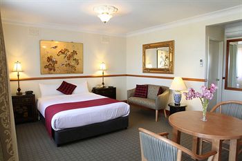 The 3 Explorers Motel - Accommodation Noosa 2