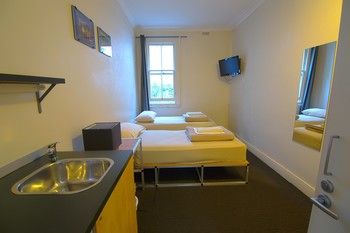 Cambridge Lodge - Hostel/Backpacker - Accommodation Noosa 12
