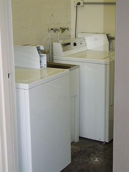 Cambridge Lodge - Hostel/Backpacker - Accommodation Noosa 2