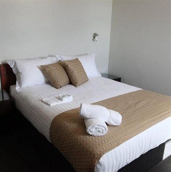 The Huskisson - Accommodation Noosa 6