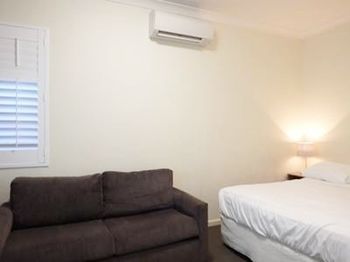 Naughtons Parkville Hotel - Accommodation Noosa 1