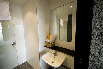 St Kilda Beach House @ Hotel Barkly - Hostel - Accommodation Noosa 1