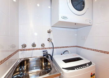 Ryals Serviced Apartments Camperdown - Accommodation Noosa 17