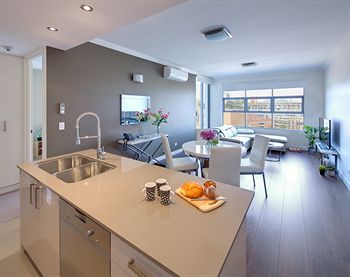 Zara Tower - Luxury Suites And Apartments - Accommodation Noosa 2