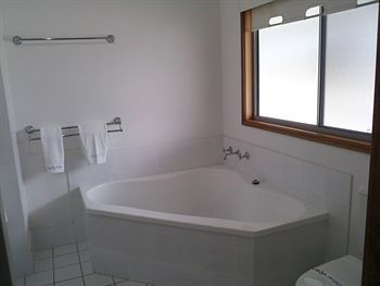 Cam-Way Estate - Accommodation Noosa 6