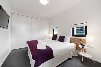 Docklands Private Collection Of Apartments - NewQuay - Accommodation Noosa 11