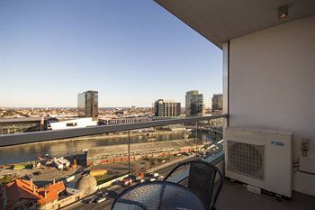Melbourne Holiday Apartments At McCrae Docklands - Accommodation Noosa 8