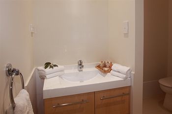 H Boutique Hotel - Accommodation Noosa 2