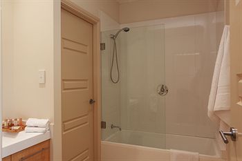 H Boutique Hotel - Accommodation Noosa 4