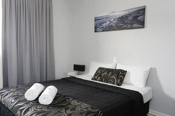The Lakes Hotel - Accommodation Noosa 25