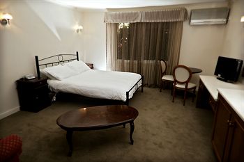 Elizabethan Lodge - Accommodation Noosa 7