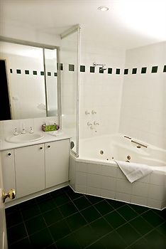 Elizabethan Lodge - Accommodation Noosa 10
