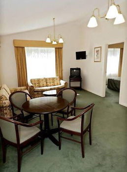 Elizabethan Lodge - Accommodation Noosa 18